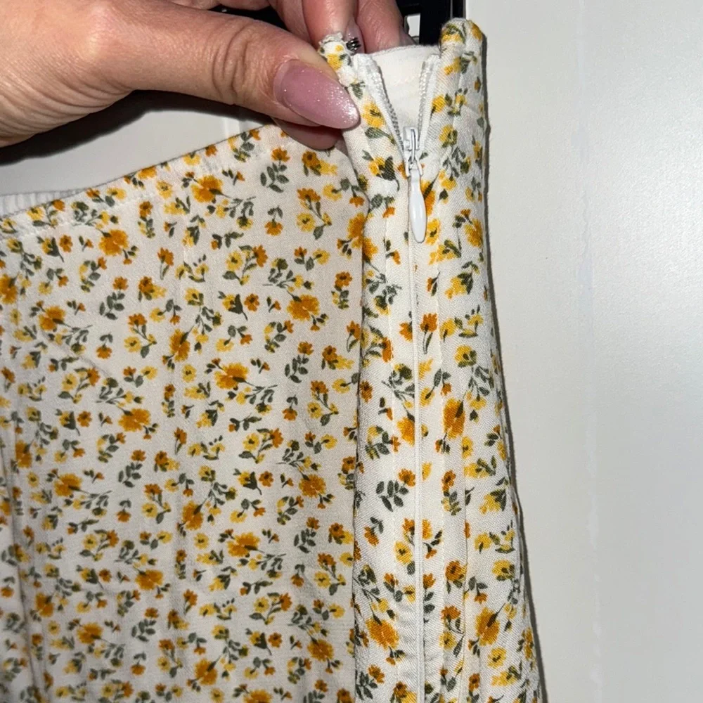 Hollister- NWT Yellow Floral Mini Skirt Size Large - Picture 8 of 10